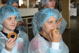 Для детей и активистов ТОС организовали экскурсию на завод по производству печенья (52)
